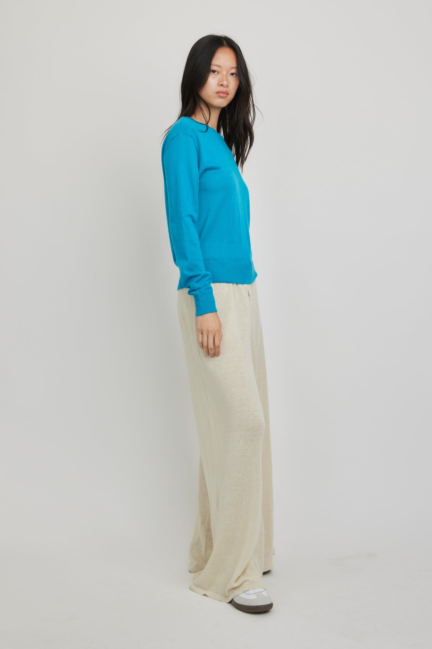 Women's Blue Cashmere Crew Neck Sweater – Classic Lightweight Luxury Knit