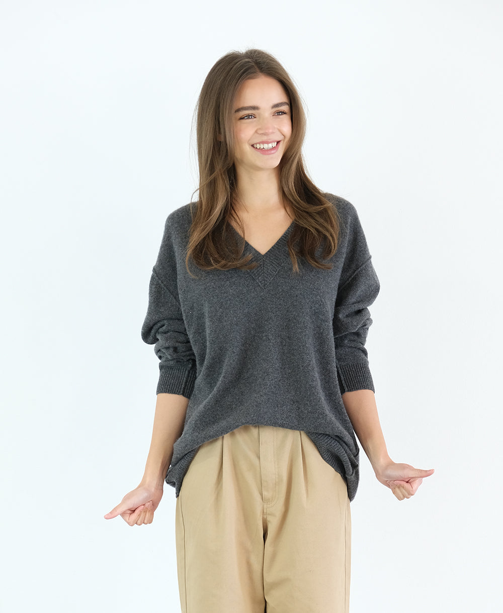 Mila Oversized Boyfriend V-Neck Pullover | Charcoal