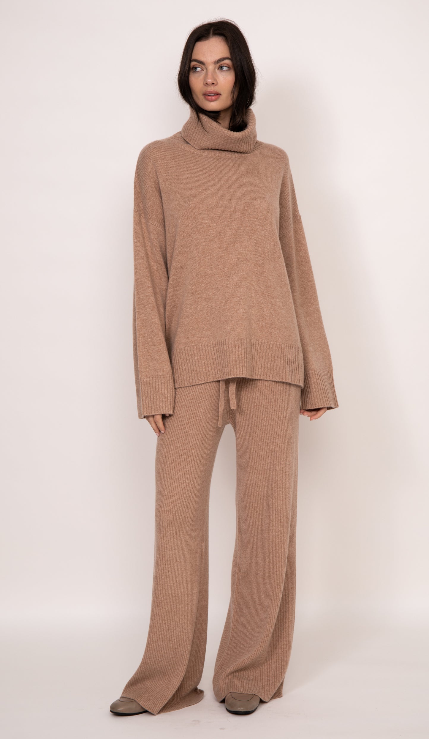 Charlie oversized cashmere turtleneck | Almond